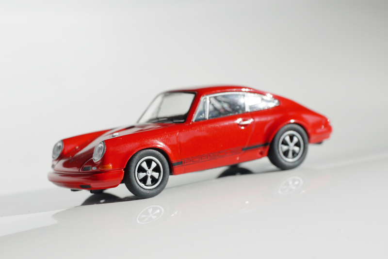 Illustration for article titled Kyosho Porsche 3 1/64 #86 - Projekt RennSport Käfer #8 - 1967 Porsche 911r